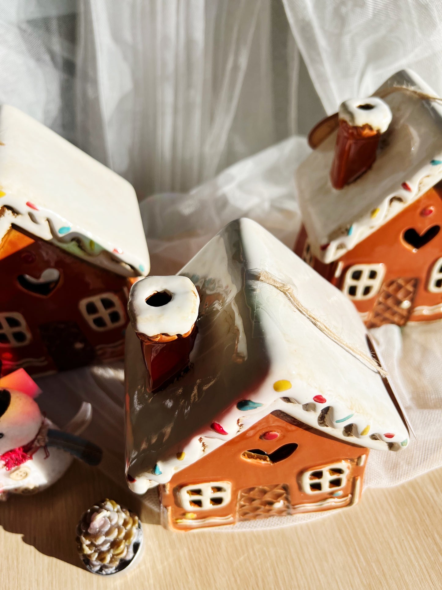 Keramisk Pepperkakehus – Telysholder
