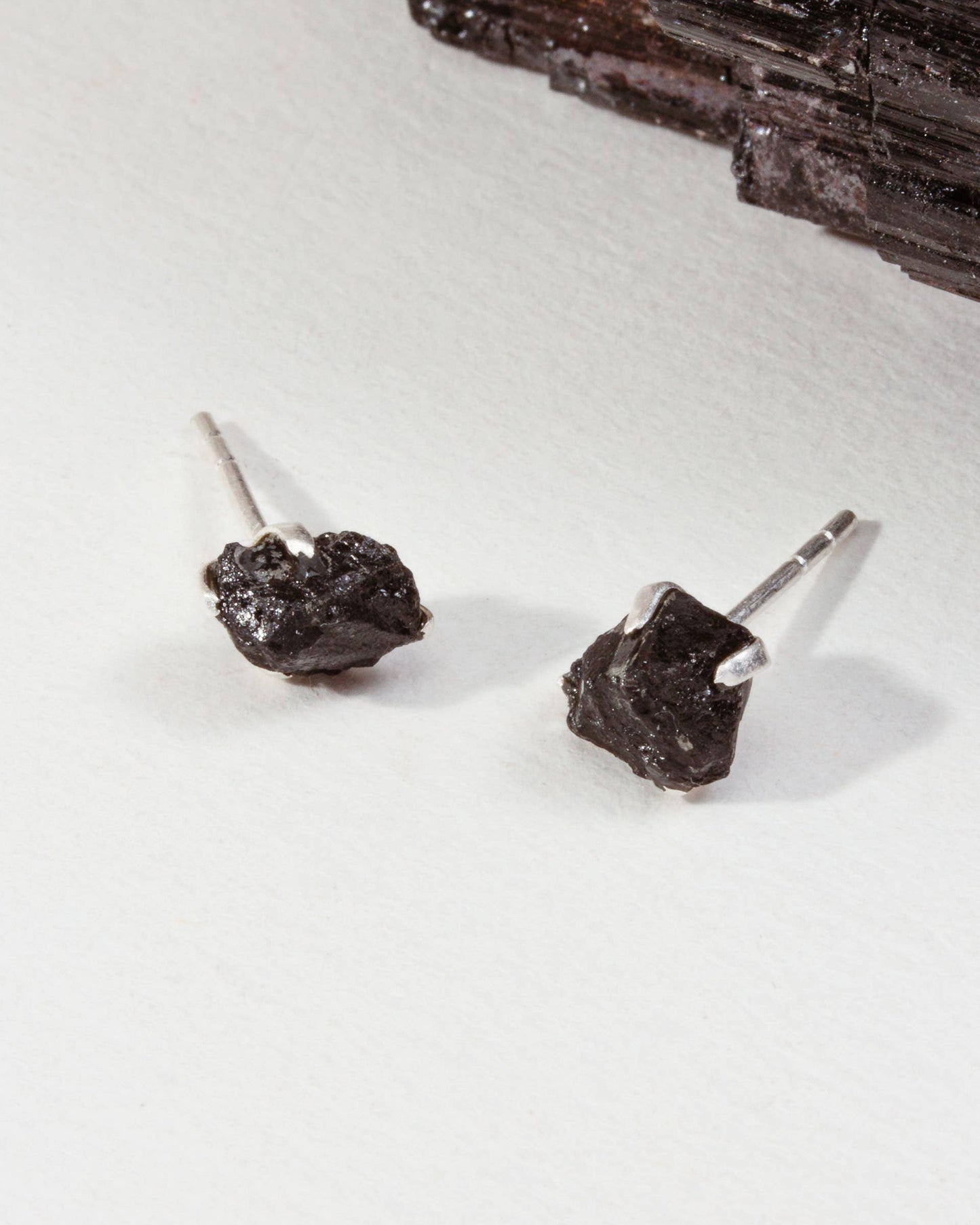Raw Beauty Post Øredobber - Black Tourmaline