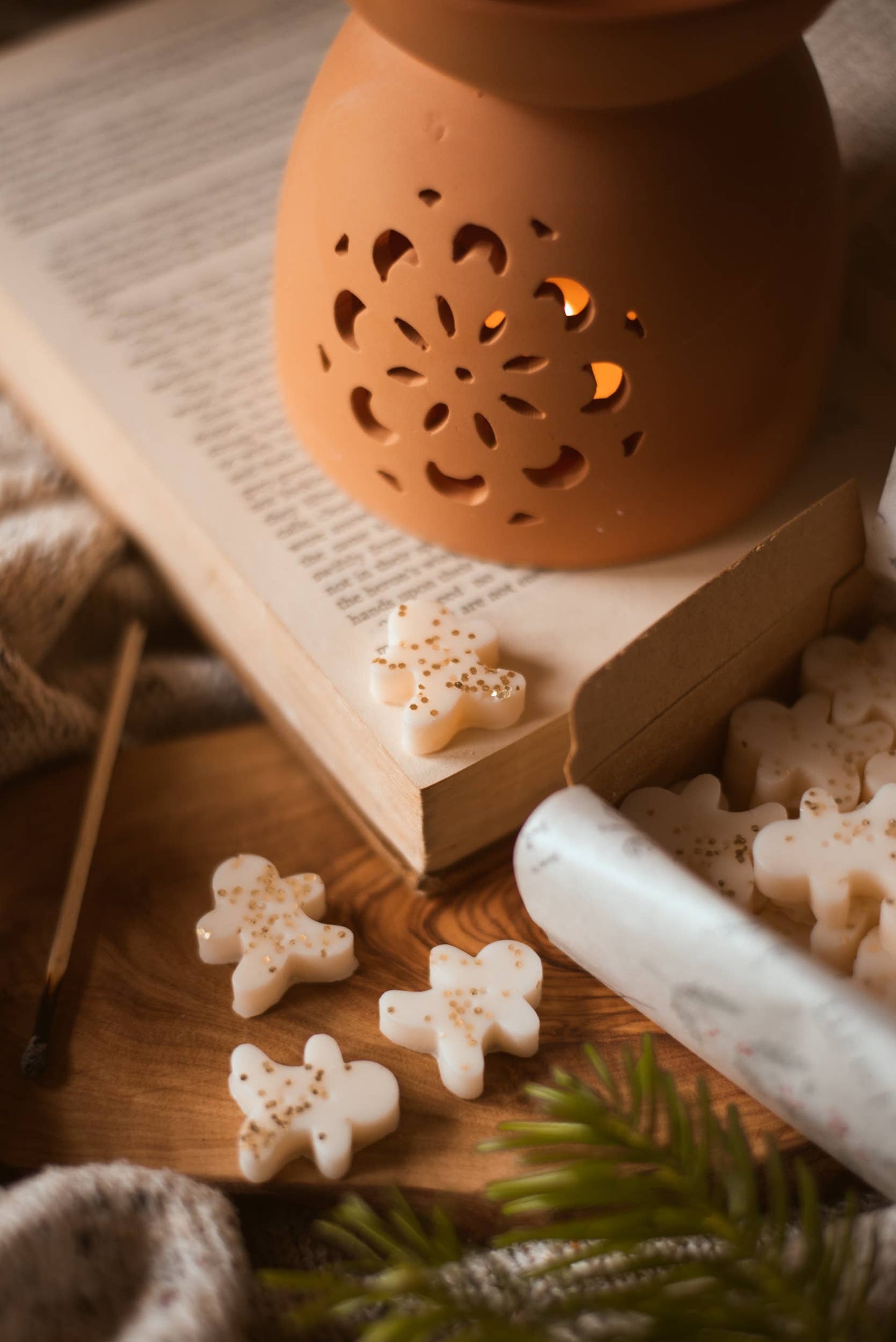 Boks med 20 Gingerbread Men + Christmas Tree Wax Melts