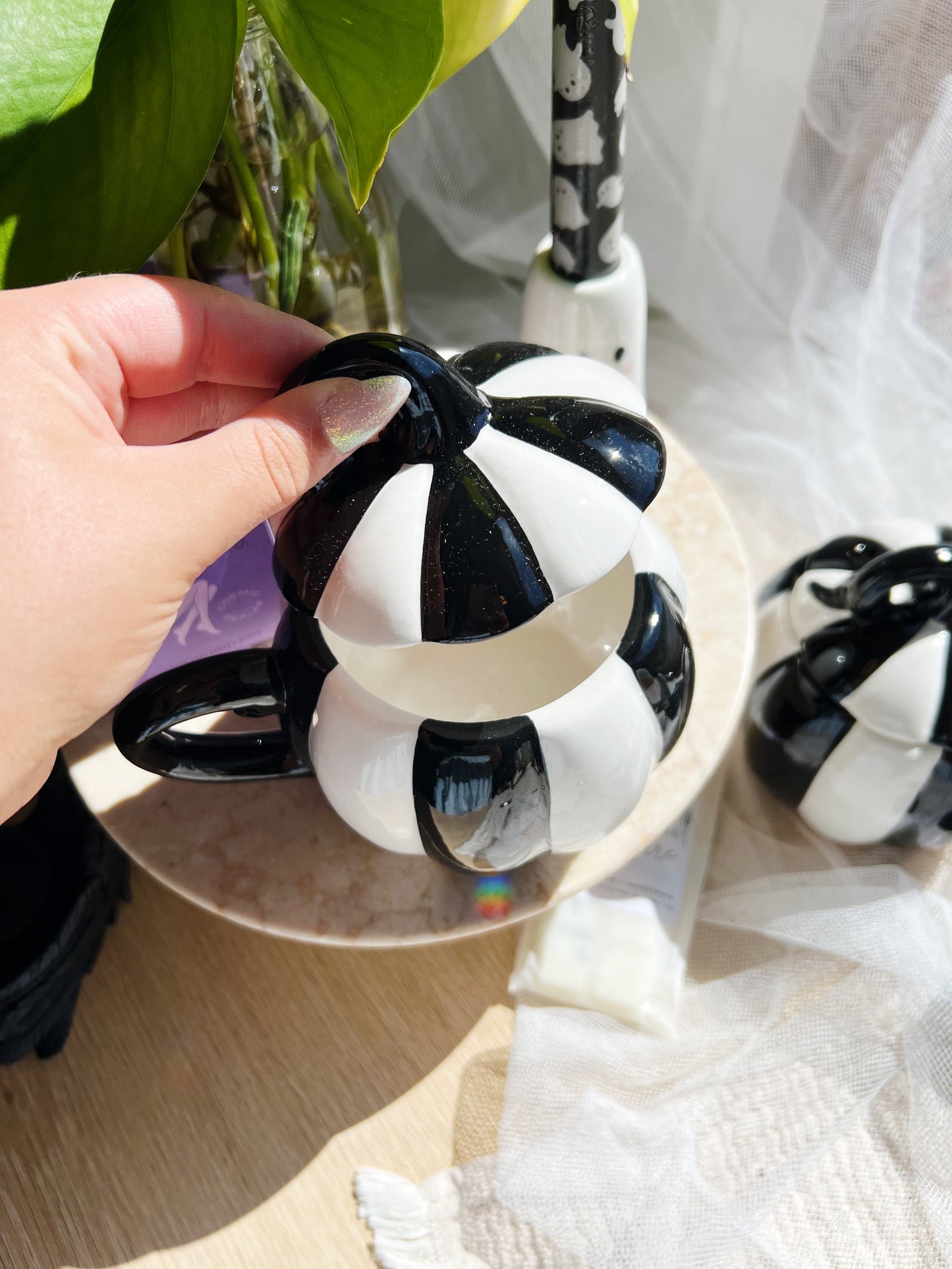 Black and White Striped Lidded Pumpkin Kopp