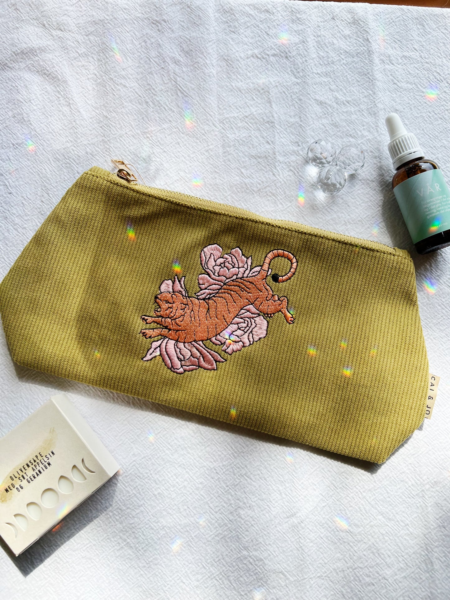 Medium Corduroy Pouch Olive Tiger