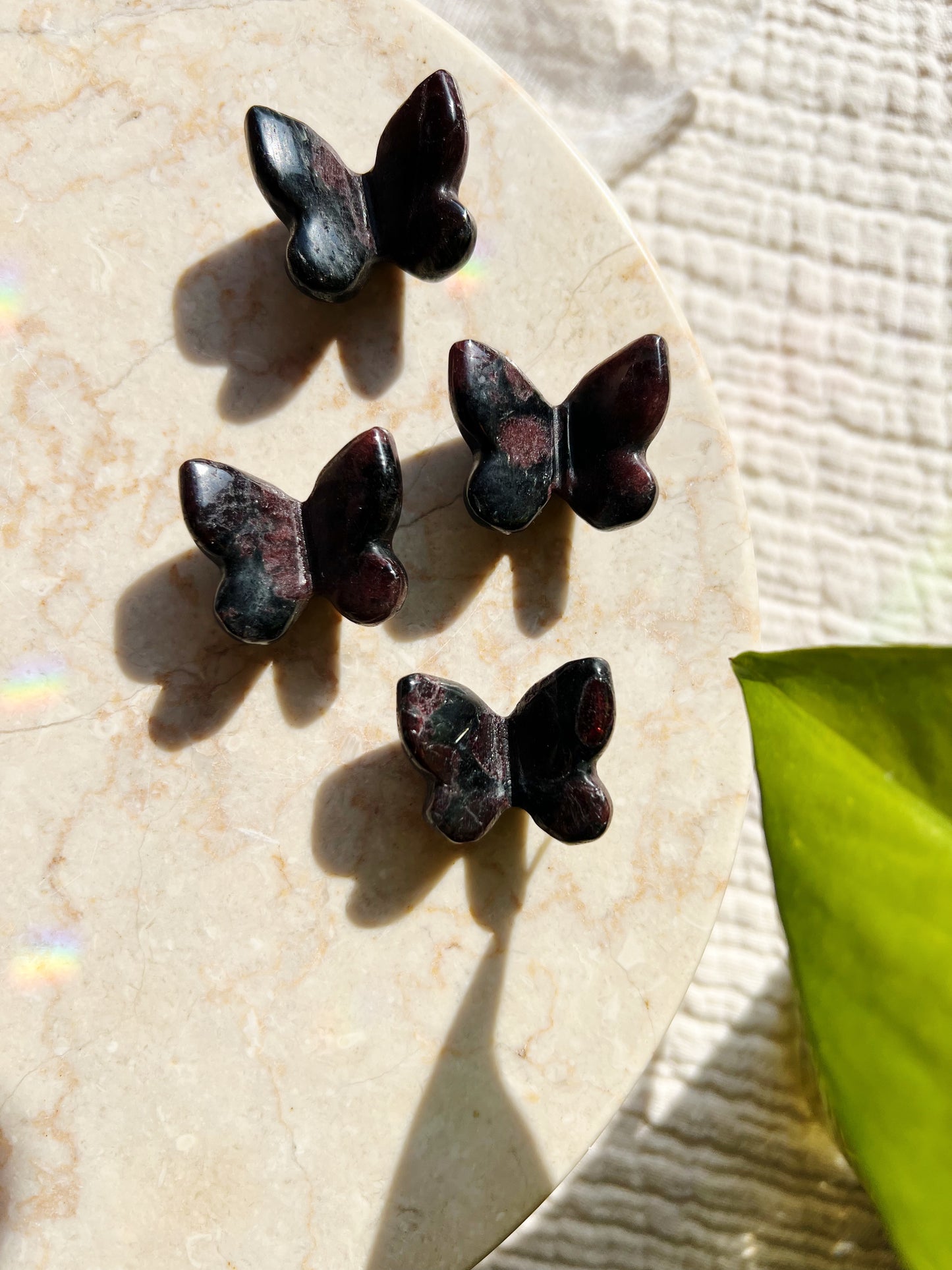 Mini Sommerfugl i Granat – 3 cm