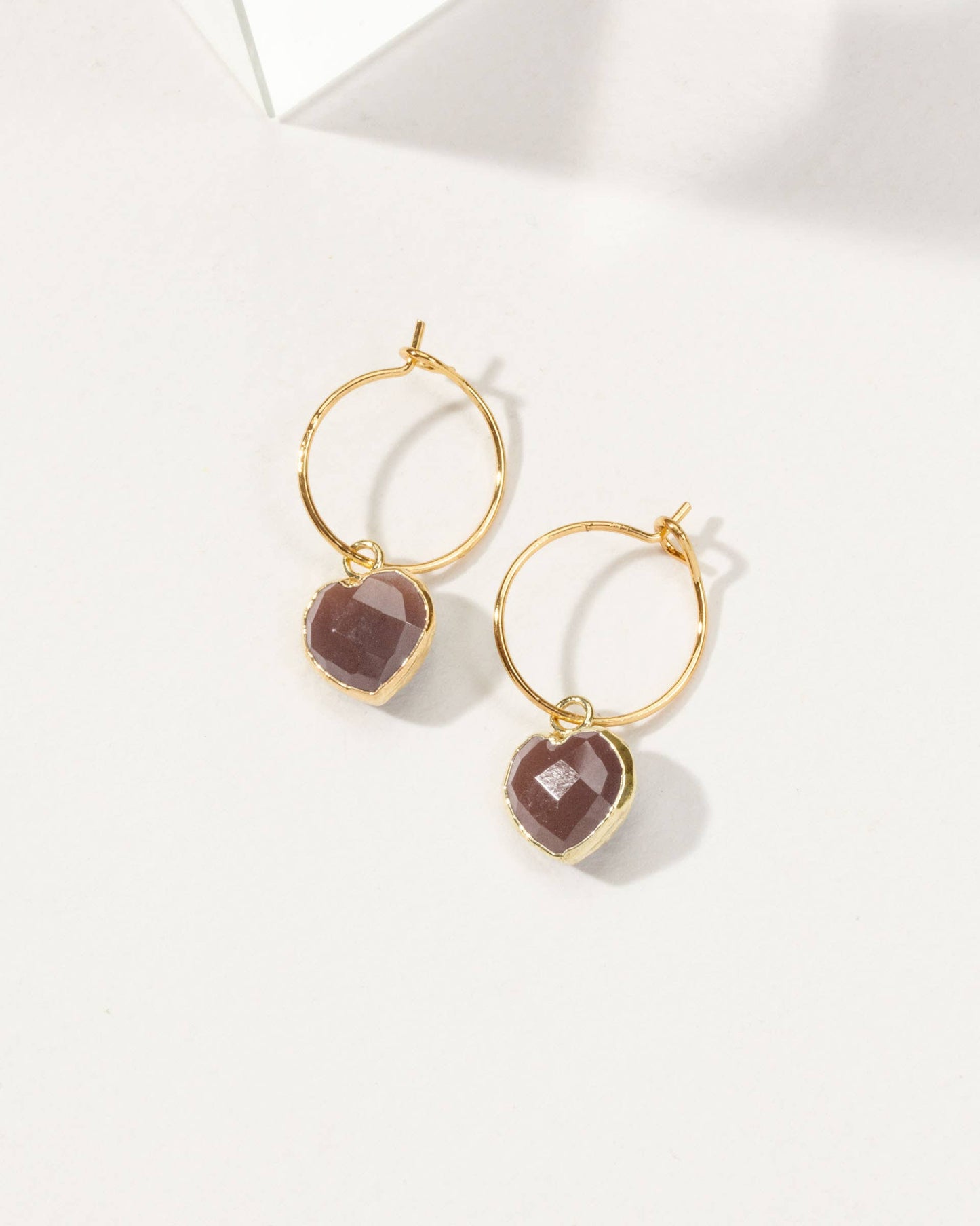 Conversation Heart Mini Hoop Øreringer - "Coffee" Moonstone