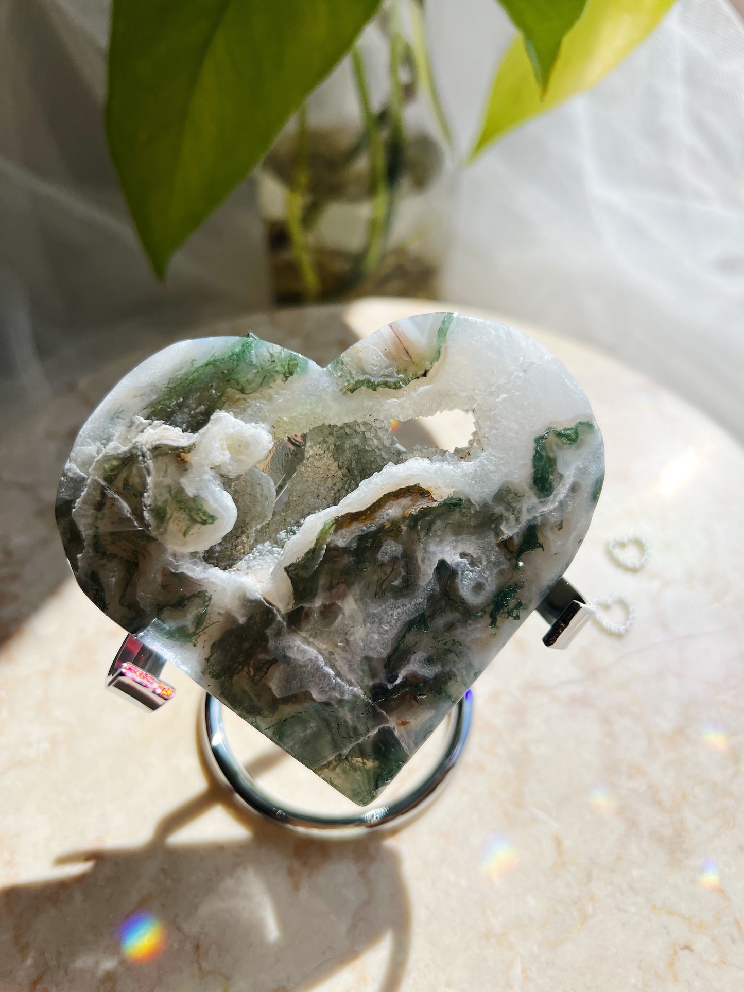 Druzy Moss Agate Hjerte på Metallstativ– #86 150 gr