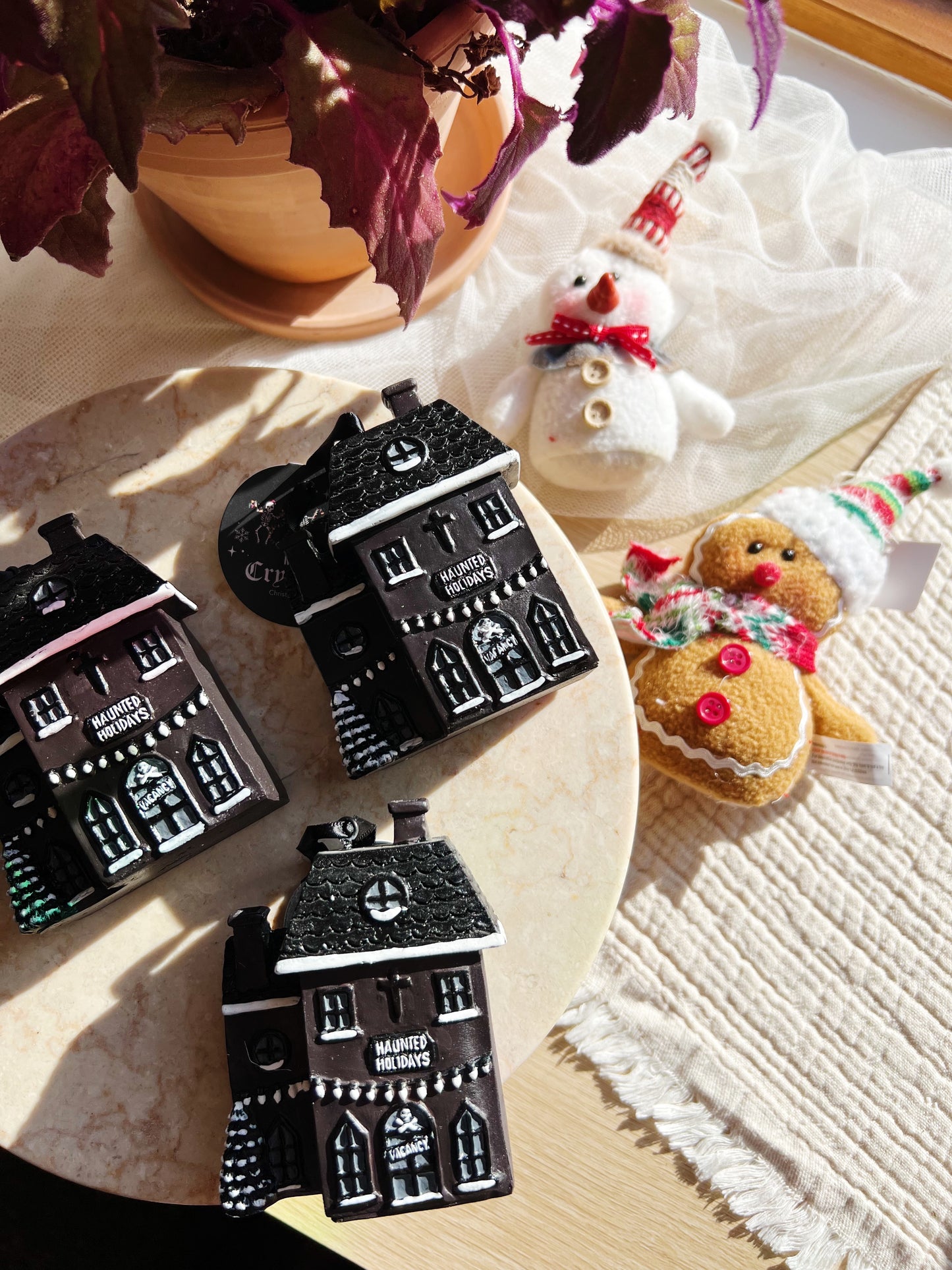 Mørk Julepynt – Haunted Holiday House