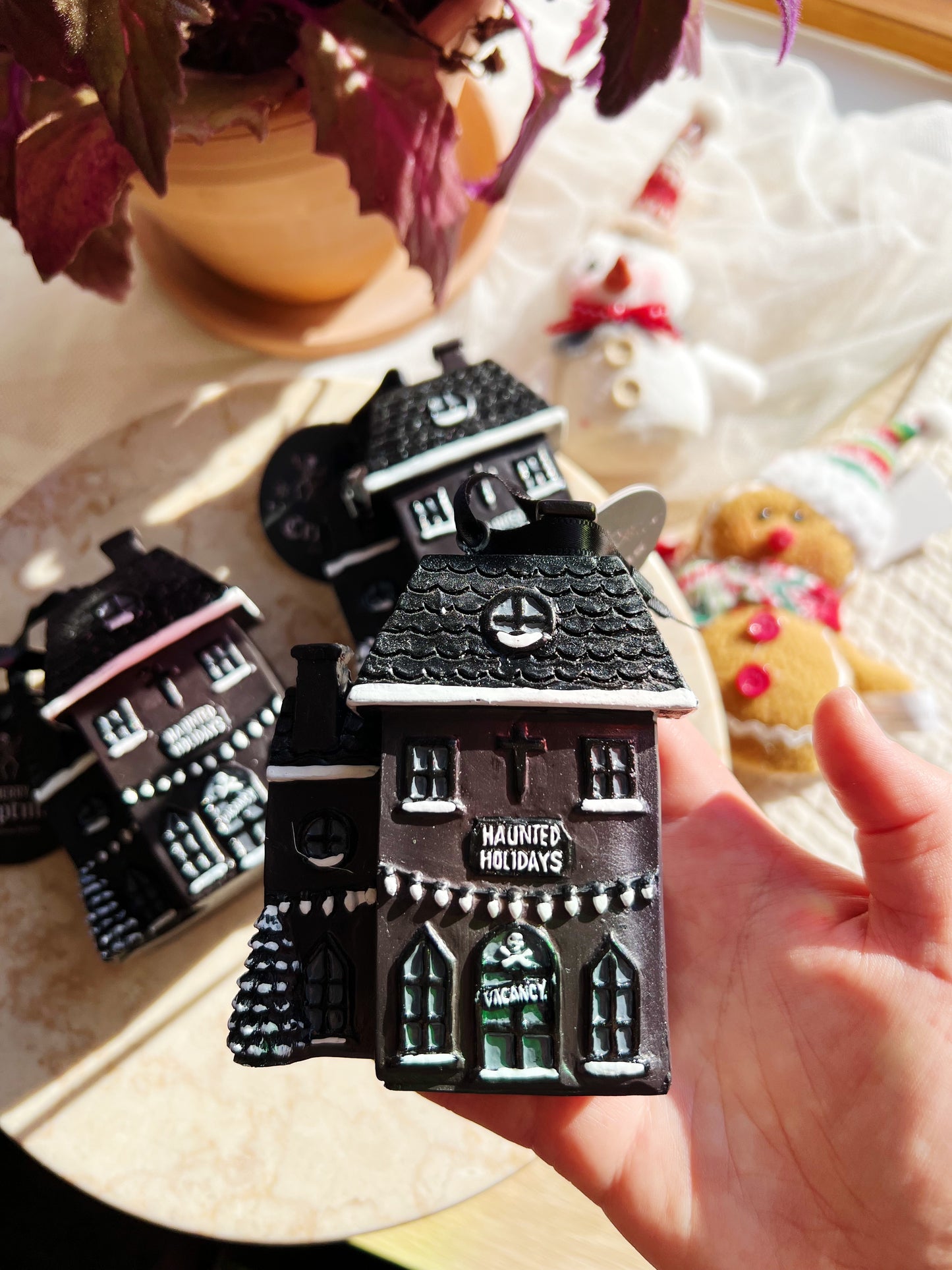 Mørk Julepynt – Haunted Holiday House
