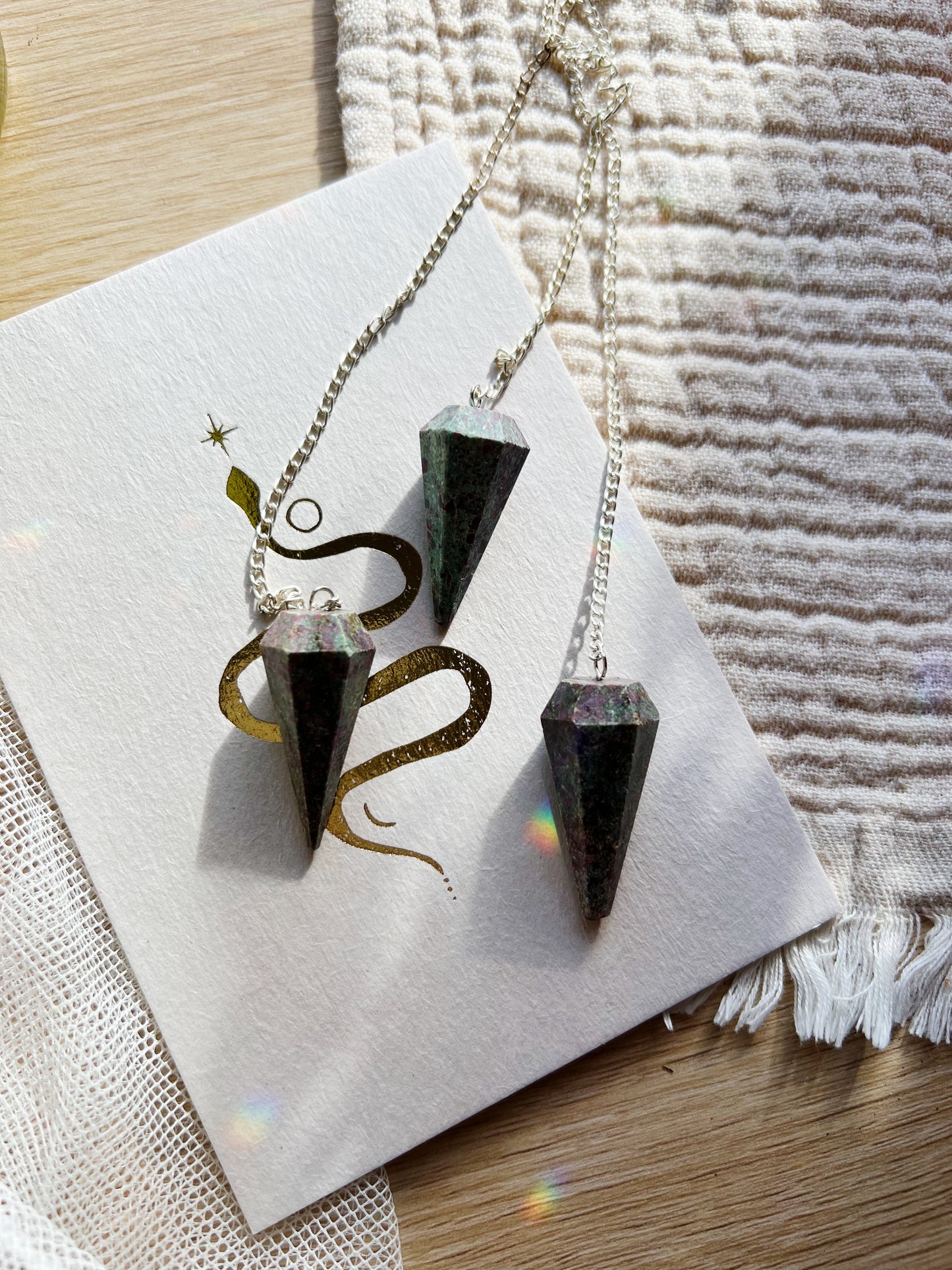 Ruby med Zoisite Pendel