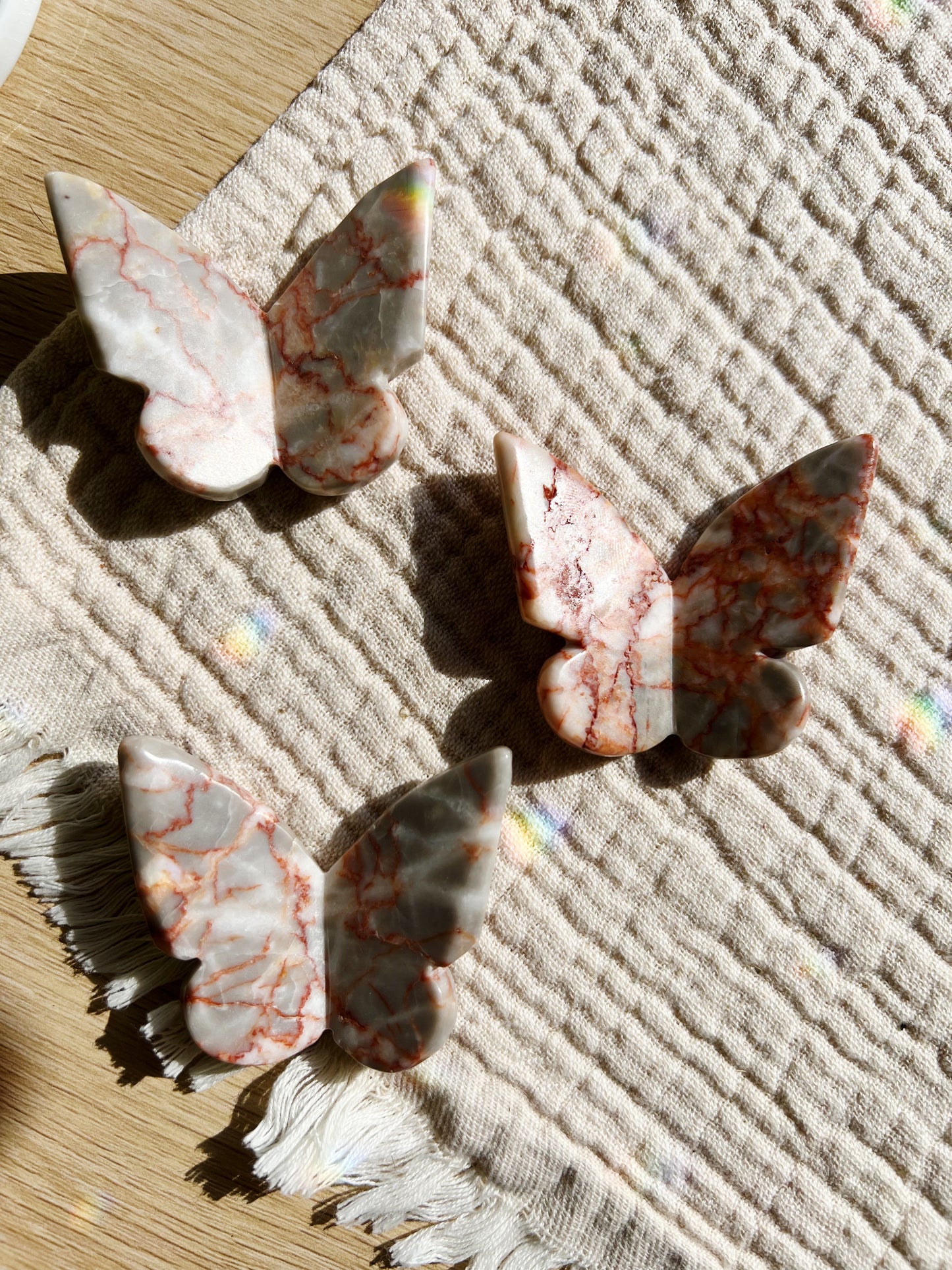 Krystallsommerfugl 6x5 cm – Red Net Stone