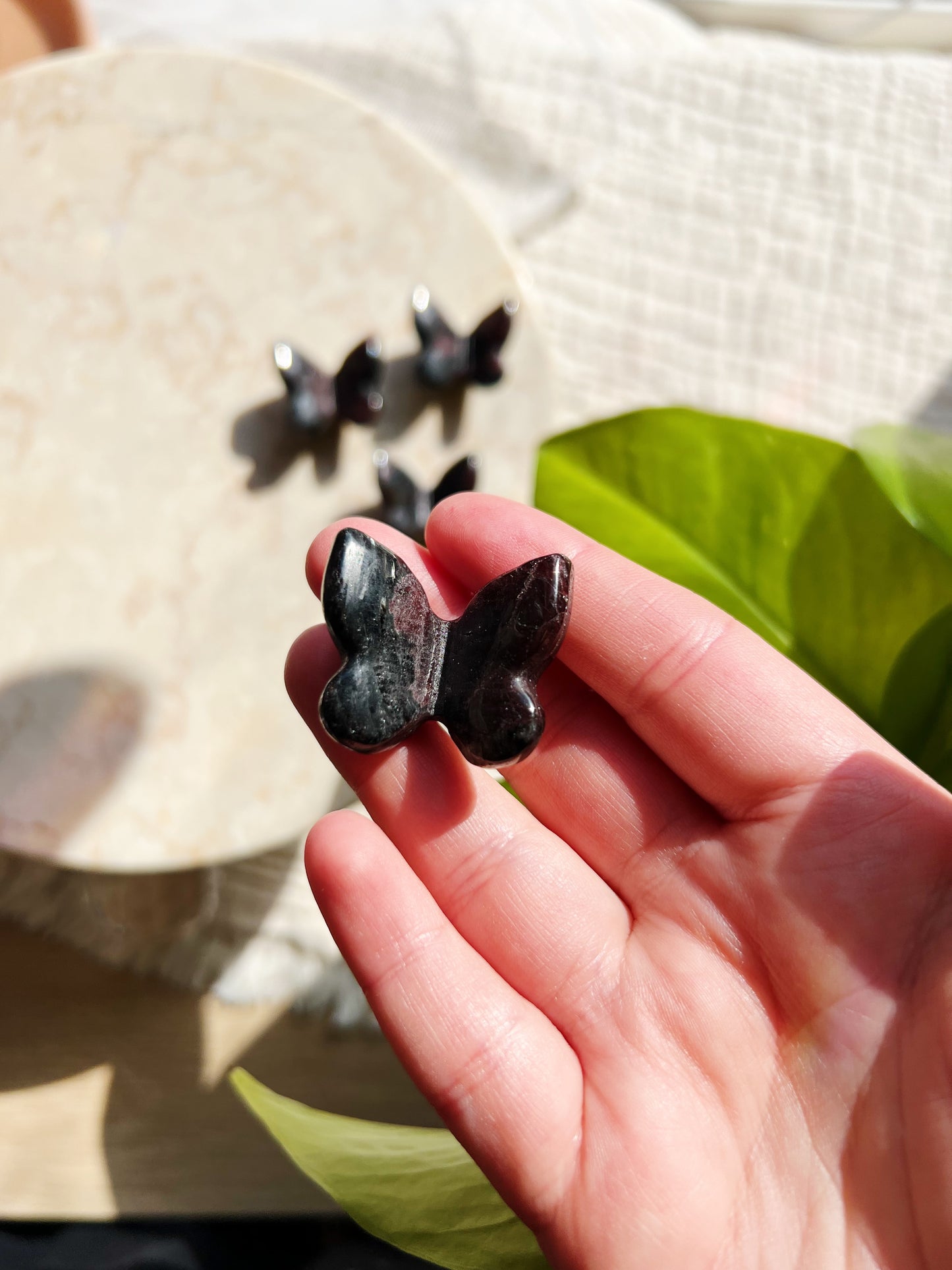Mini Sommerfugl i Granat – 3 cm