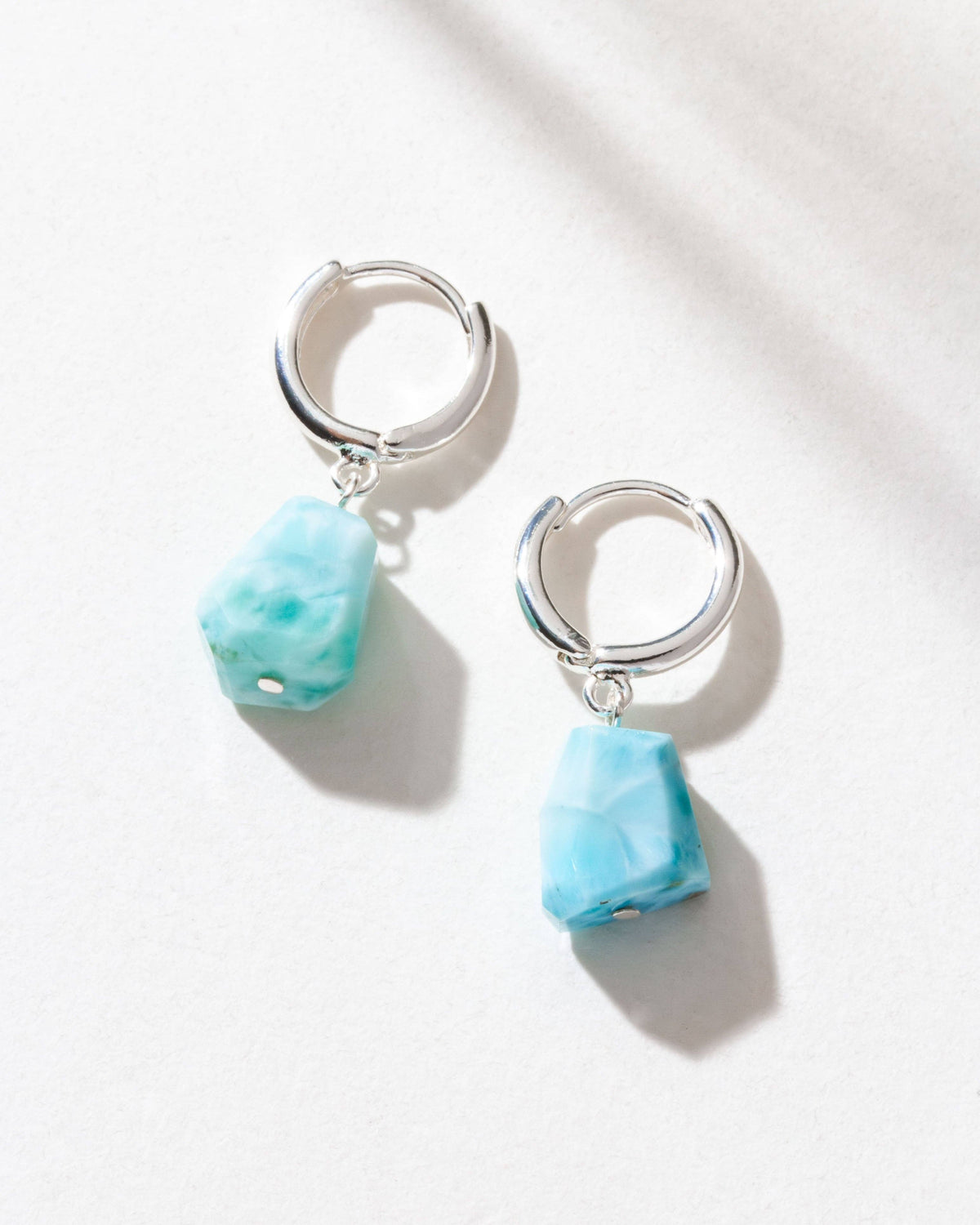 Tropical Tide Huggie Hoop Øreringer i Sølv - Larimar