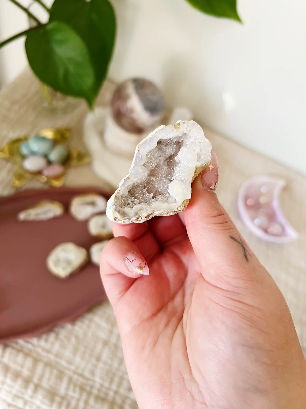 Aura Bergkrystall Halv Geode