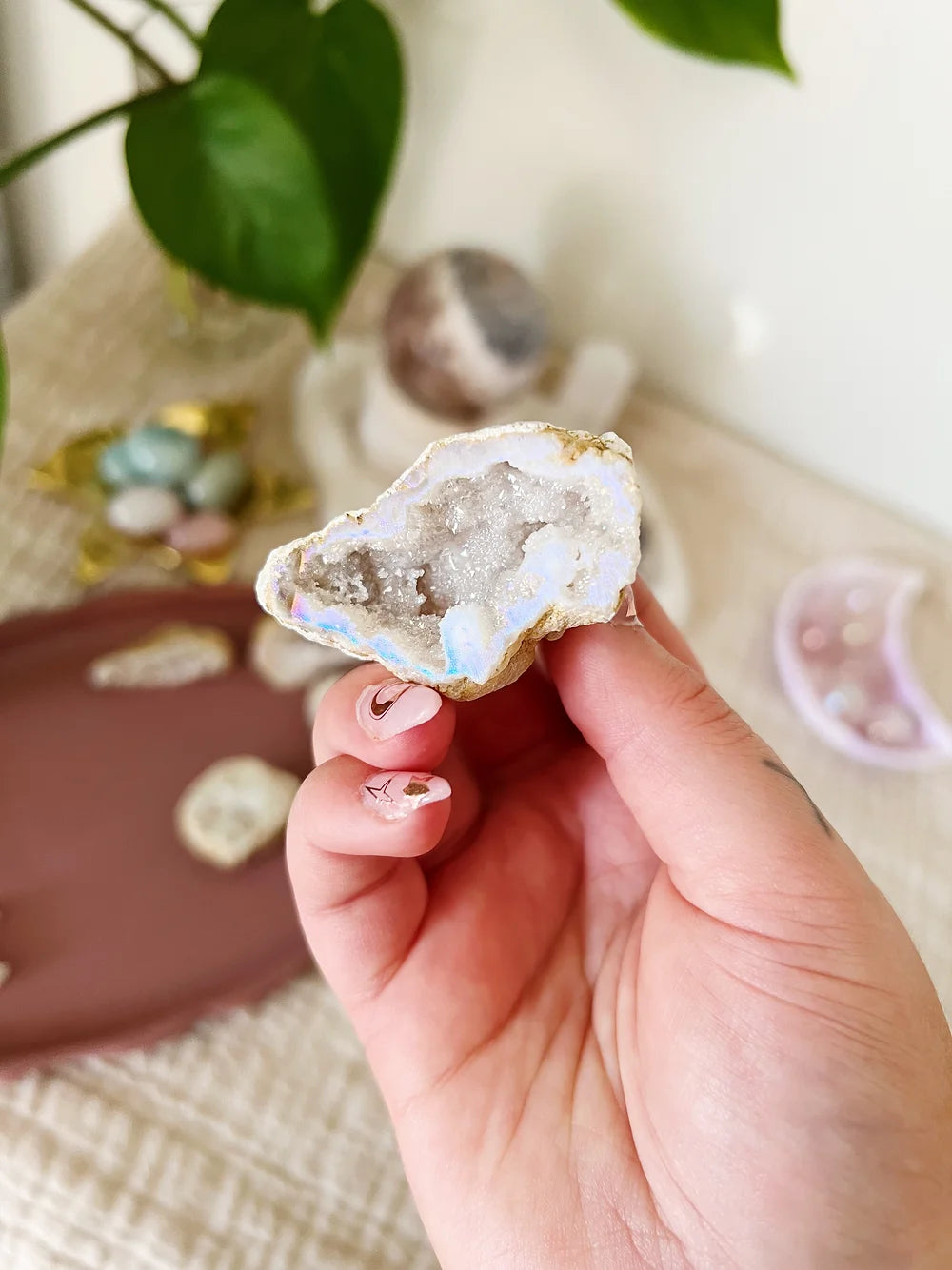 Aura Bergkrystall Halv Geode