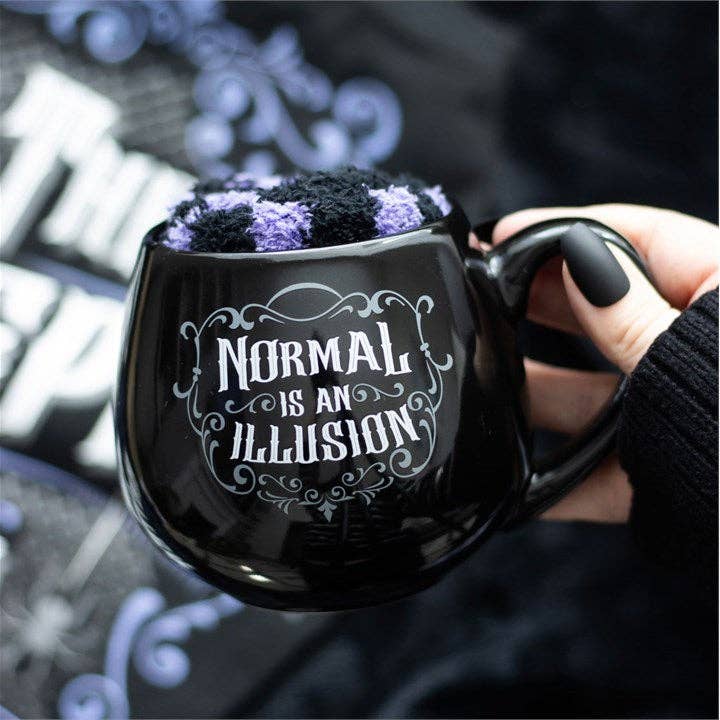 Normal is an Illusion Gothic Krus og Sokker Gavesett (500 ml)