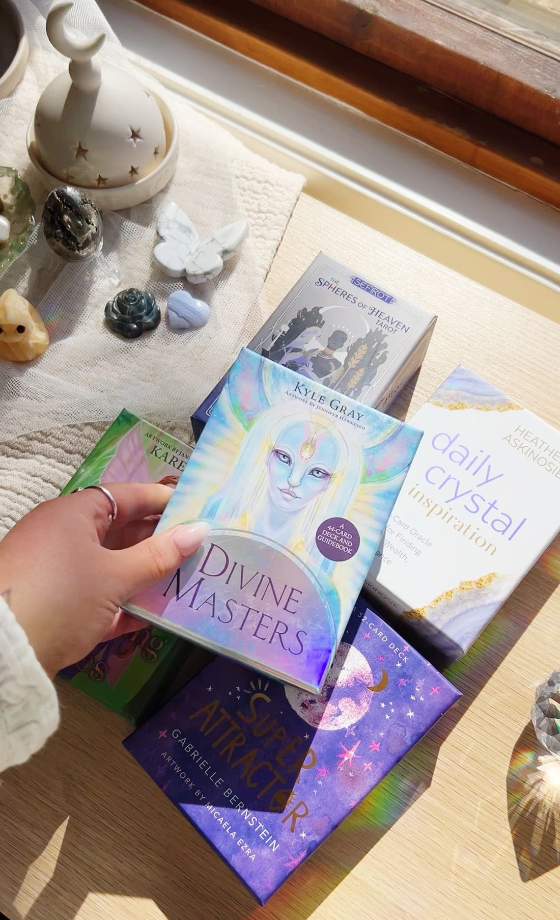 Tarot og orakelkort – en guide til kortene våre