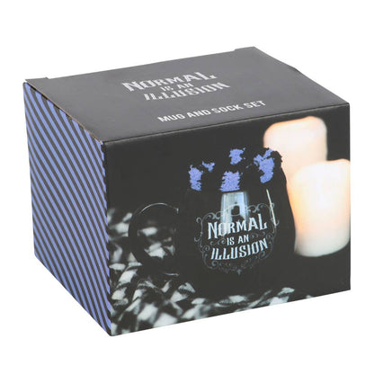 Normal is an Illusion Gothic Krus og Sokker Gavesett (500 ml)