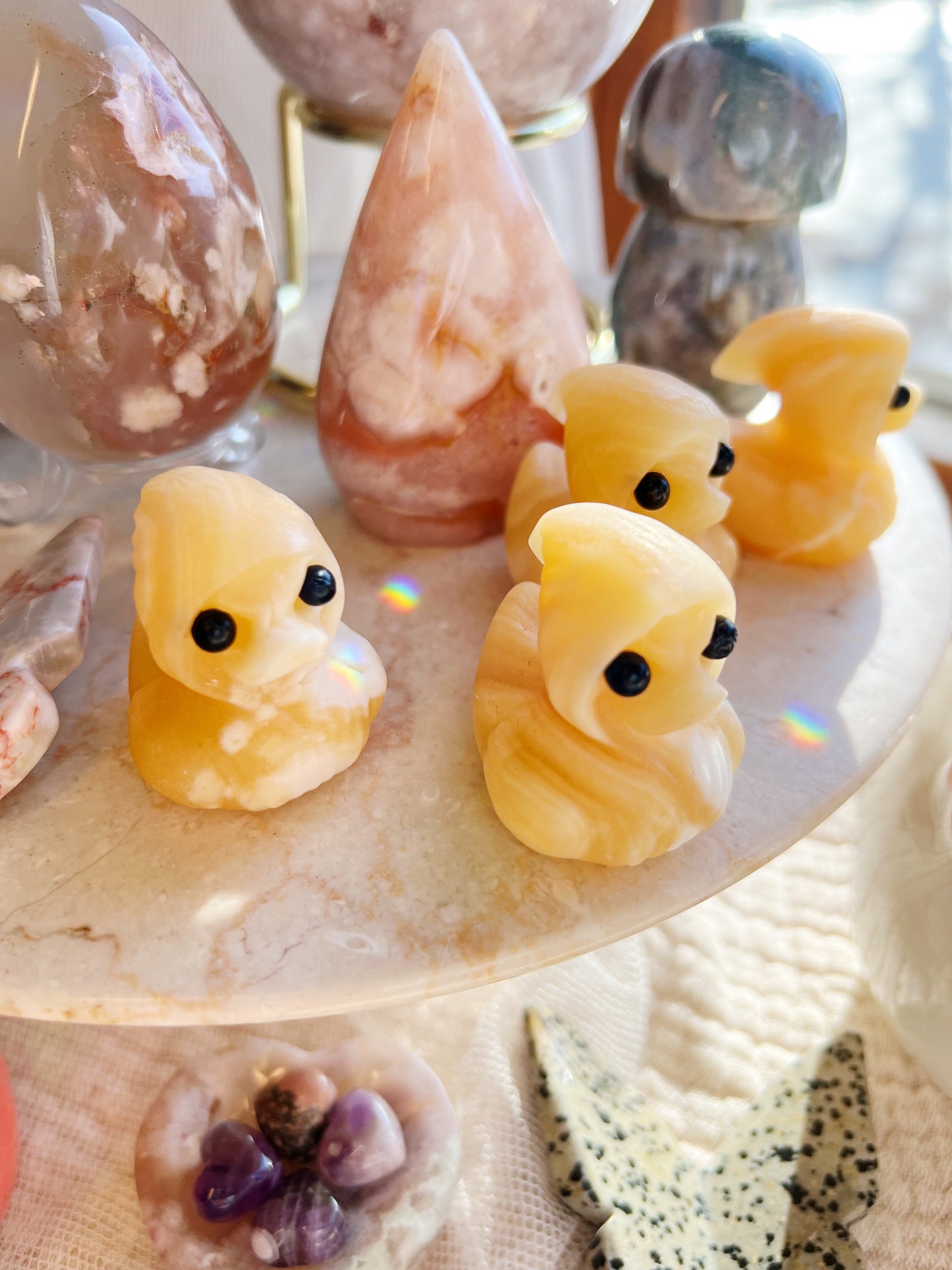 Gul Kalsitt Krystall Andefigur med Hette 4x4 cm