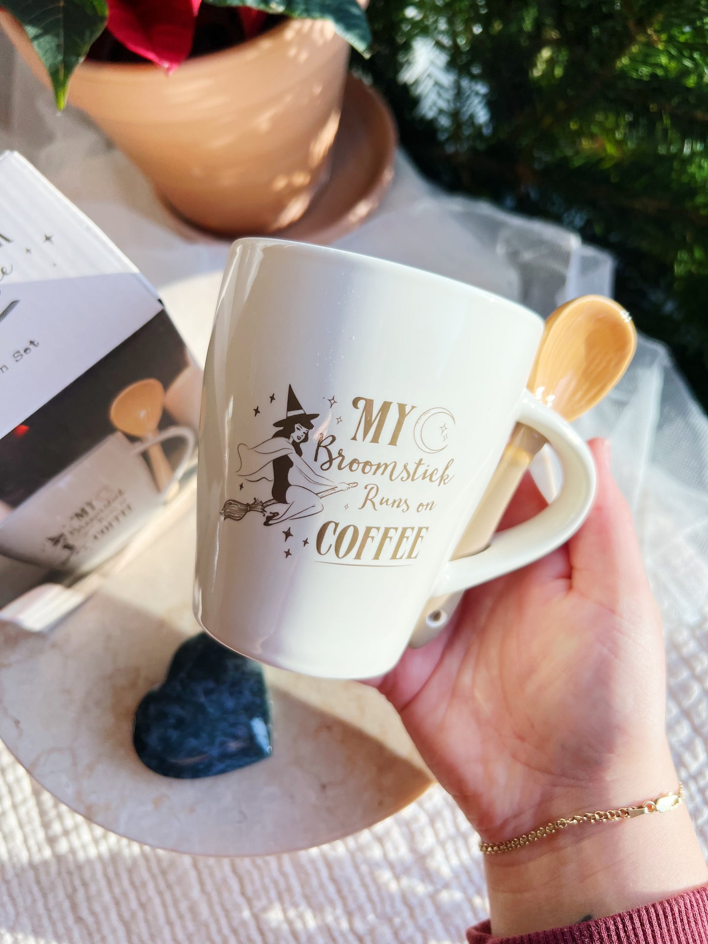 My Broomstick Runs on Coffee Kopp med skje (300 ml)