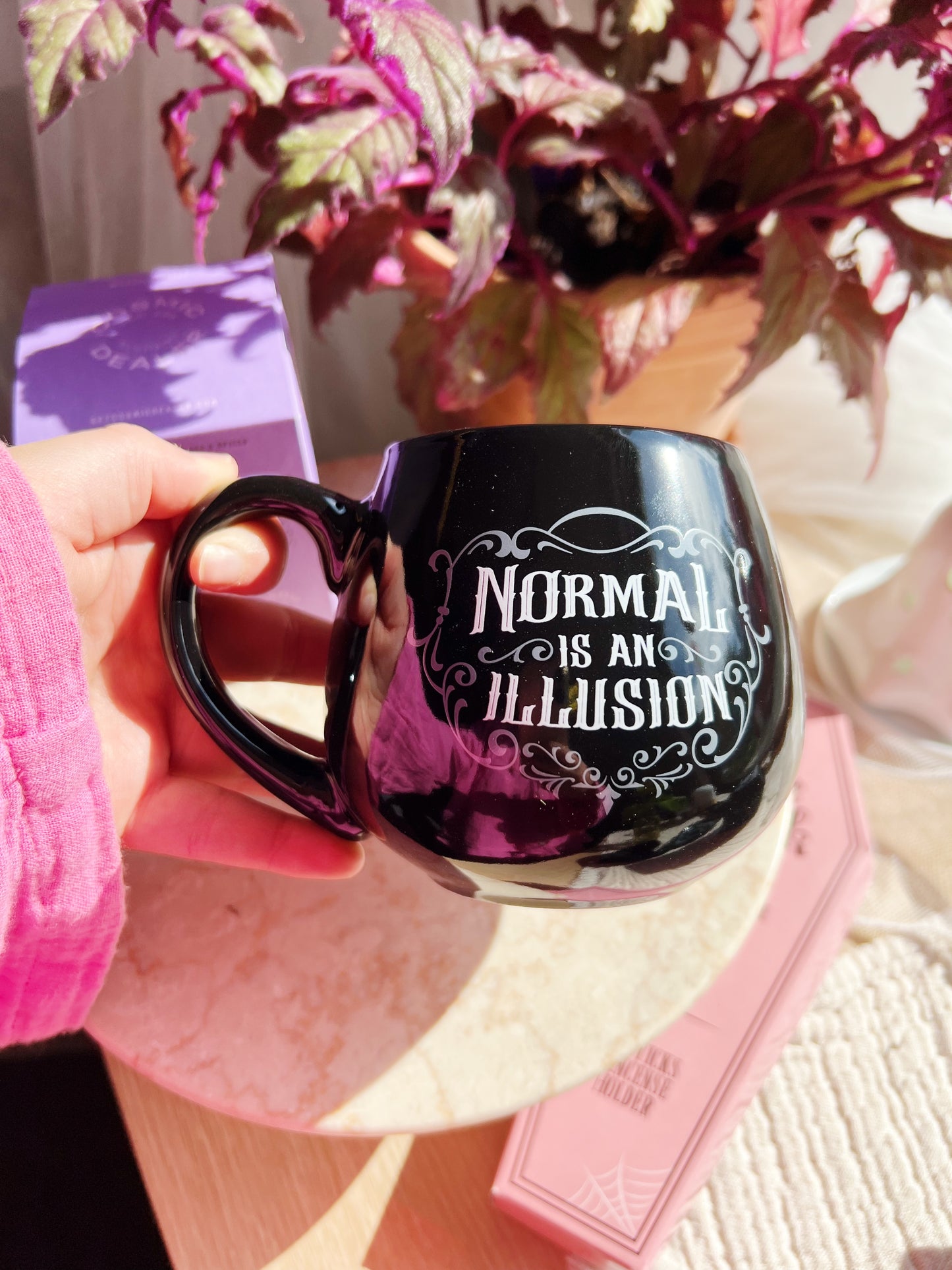 Normal is an Illusion Gothic Krus og Sokker Gavesett (500 ml)