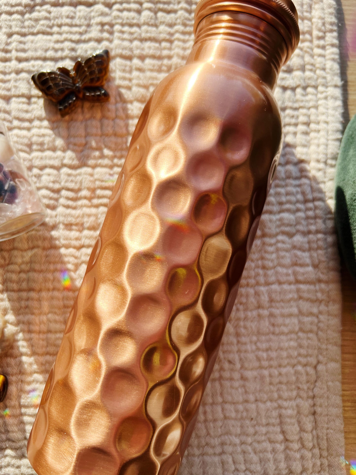 Kobberflaske med skrukork – hamret finish 800ml