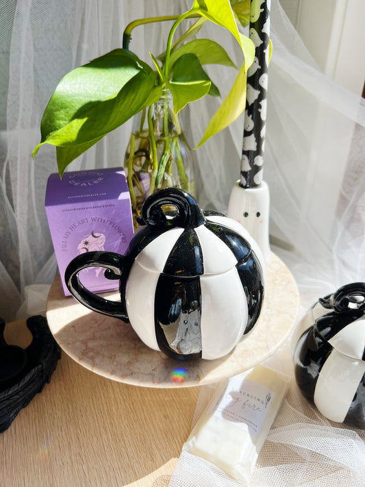 Black and White Striped Lidded Pumpkin Kopp