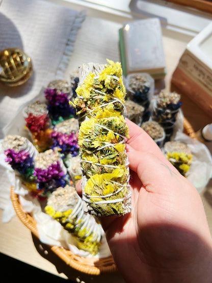 Hvit Salvie med Gul Sinuata Smudge Stick
