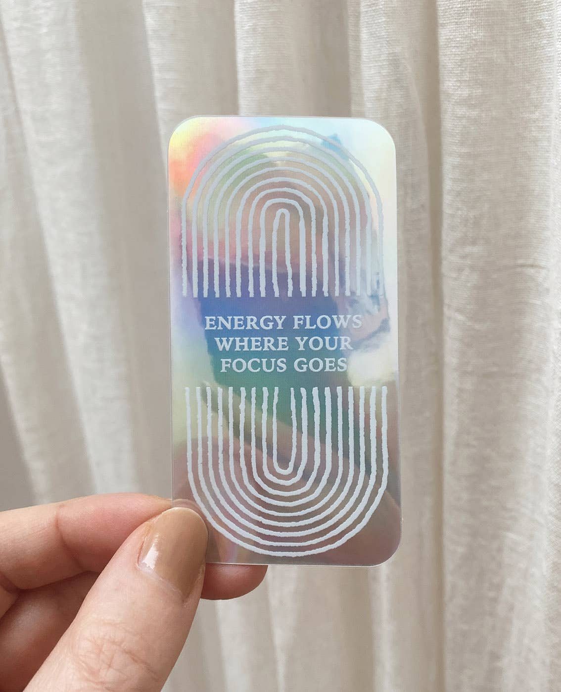 Energy Flows Where Your Focus Goes Holografisk Klistremerke