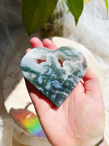 Druzy Moss Agate Hjerte på Metallstativ– #86 150 gr