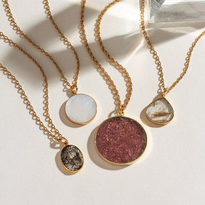 Strawberry Moon Long Medallion Halskjede - Strawberry Quartz