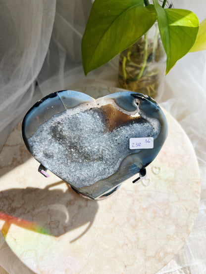 XL Druzy Grå Agat Hjerte på Grått Stativ- #36 238g 12.5cm