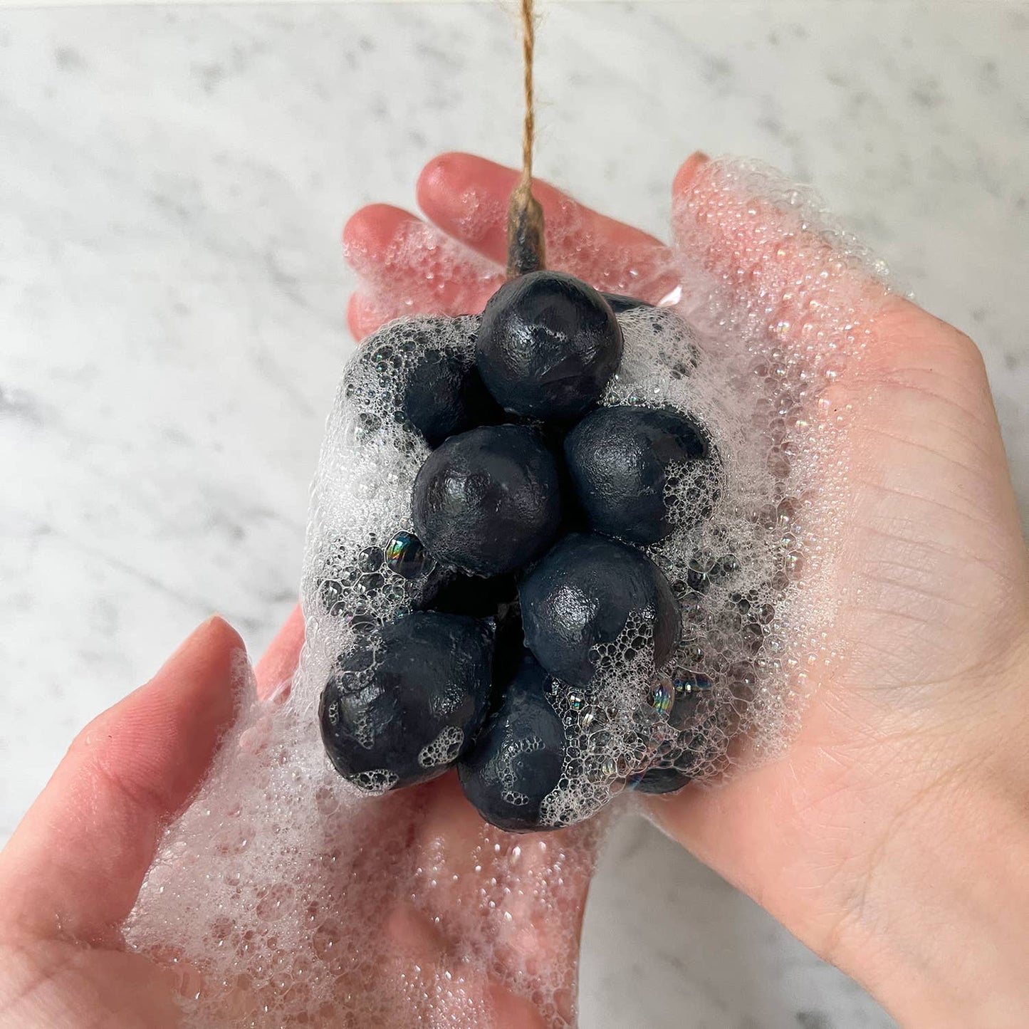 Håndlaget Drueklase Såpe - 100% Olivenolje (Svart)