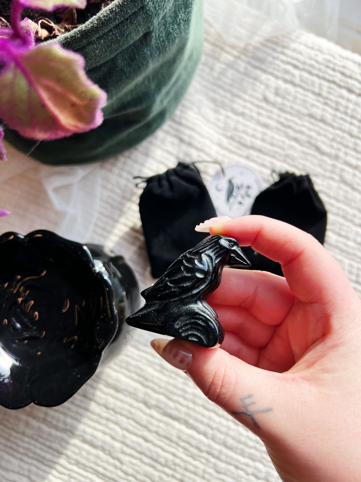 Sort Obsidian Gotisk Ravnefigur i Fløyelspose