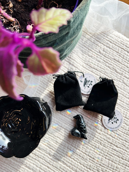 Sort Obsidian Gotisk Ravnefigur i Fløyelspose