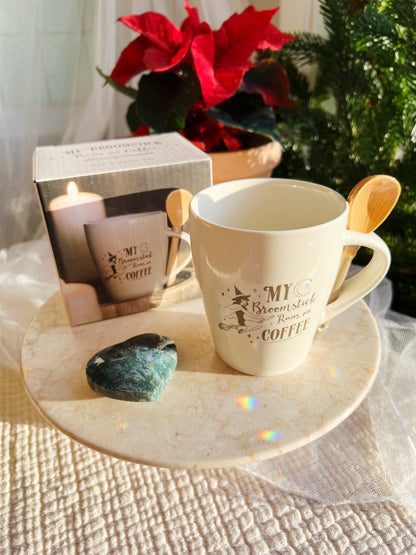 My Broomstick Runs on Coffee Kopp med skje (300 ml)