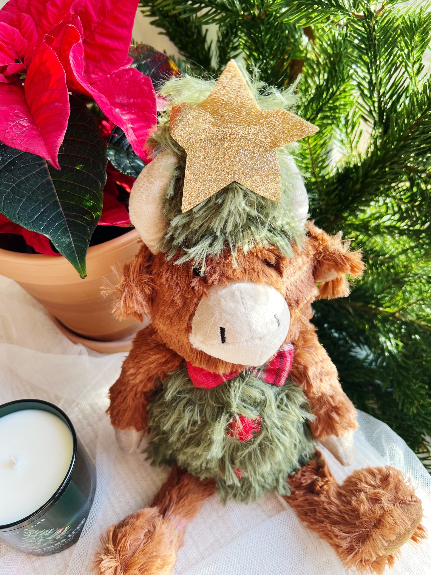 Sittende Jul-høylandsku – 7.5 x 15 x 29 cm