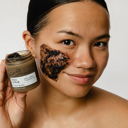 Coffee Face Scrub med Rosehip Oil – Reisestørrelse (30ml)