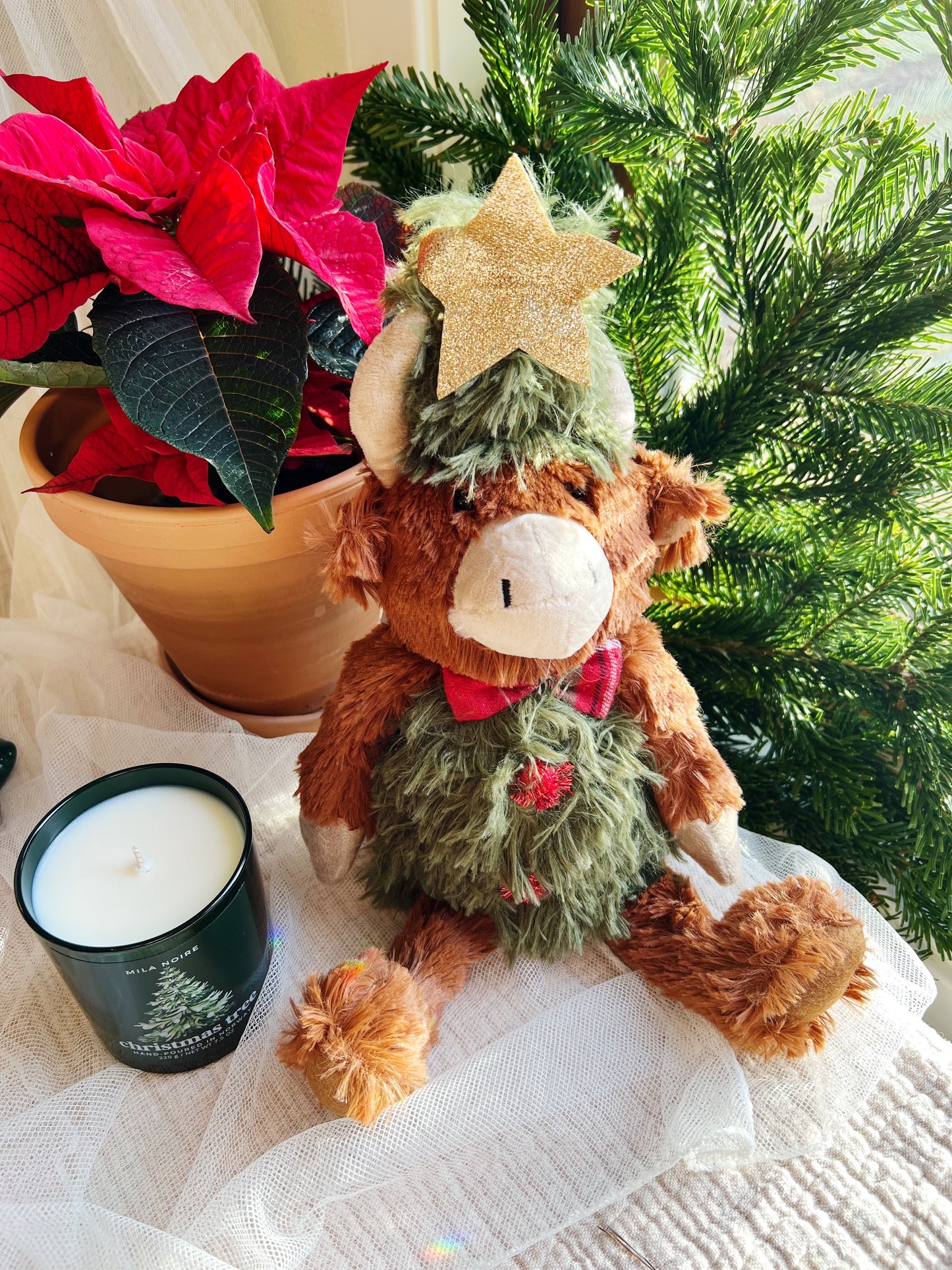 Sittende Jul-høylandsku – 7.5 x 15 x 29 cm