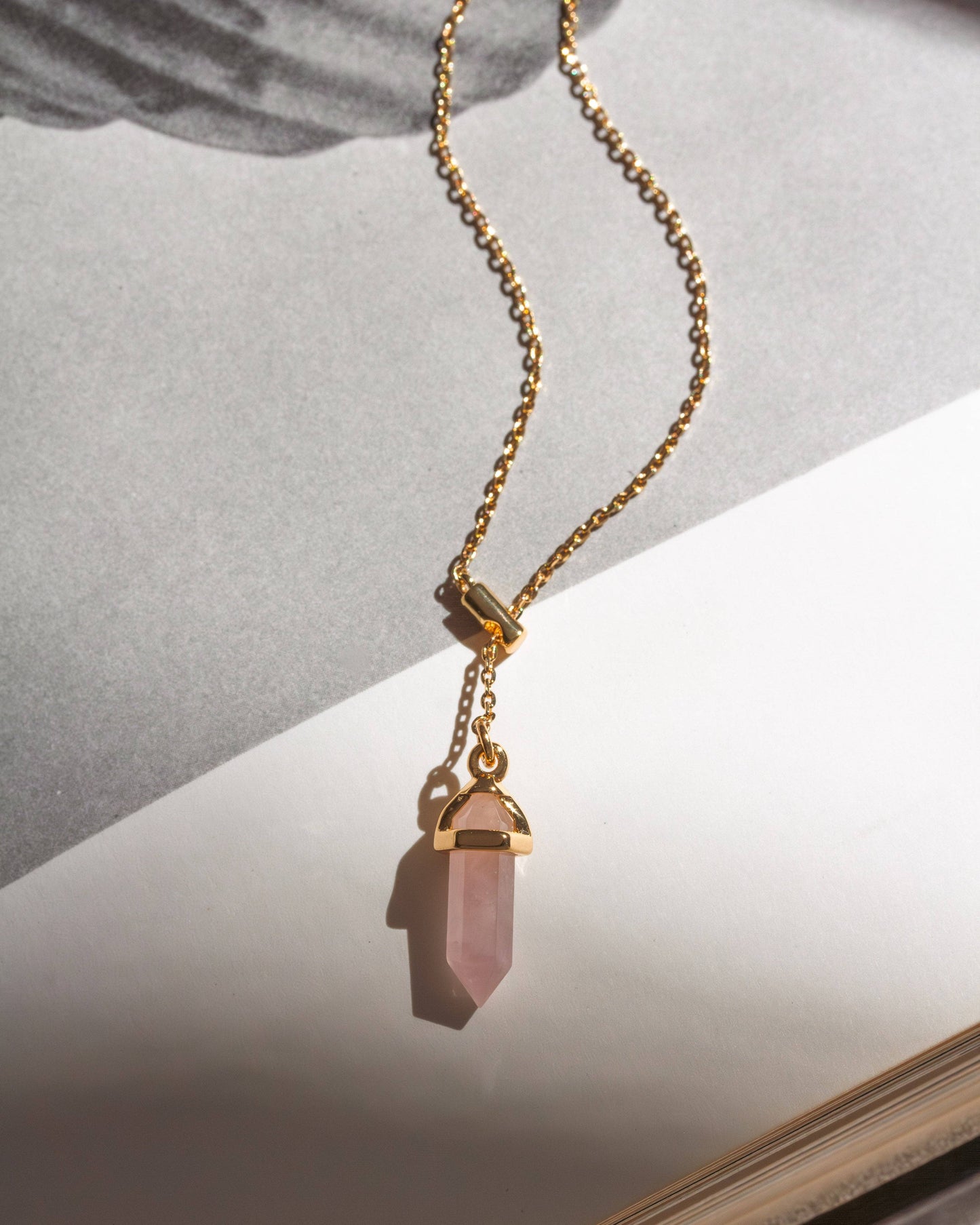 Prism Point Lariat Halskjede – Rosenkvarts