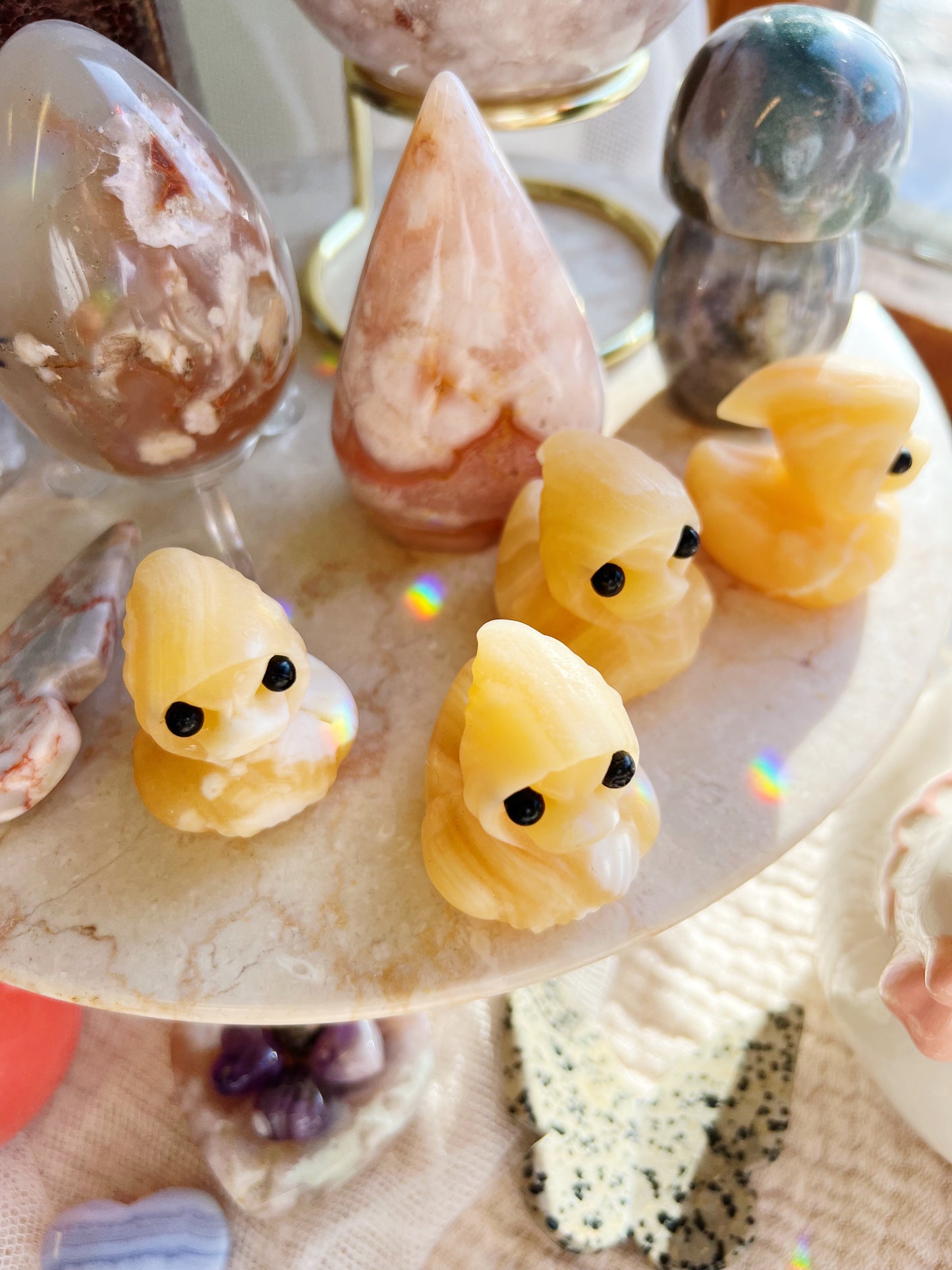 Gul Kalsitt Krystall Andefigur med Hette 4x4 cm