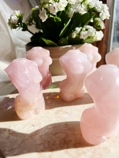 🎁 GAVE VED KJØP AV KRYSTALLER OVER 2500 KR – Kvinnekropp Byste i Rosenkvarts – 8cm | Håndskjært