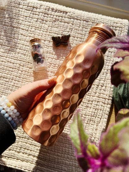 Kobberflaske med skrukork – hamret finish 800ml