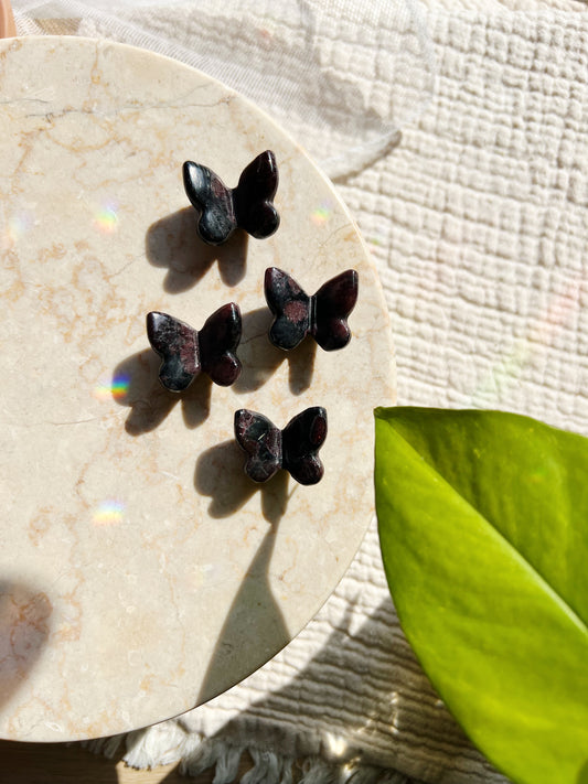 Mini Sommerfugl i Granat – 3 cm