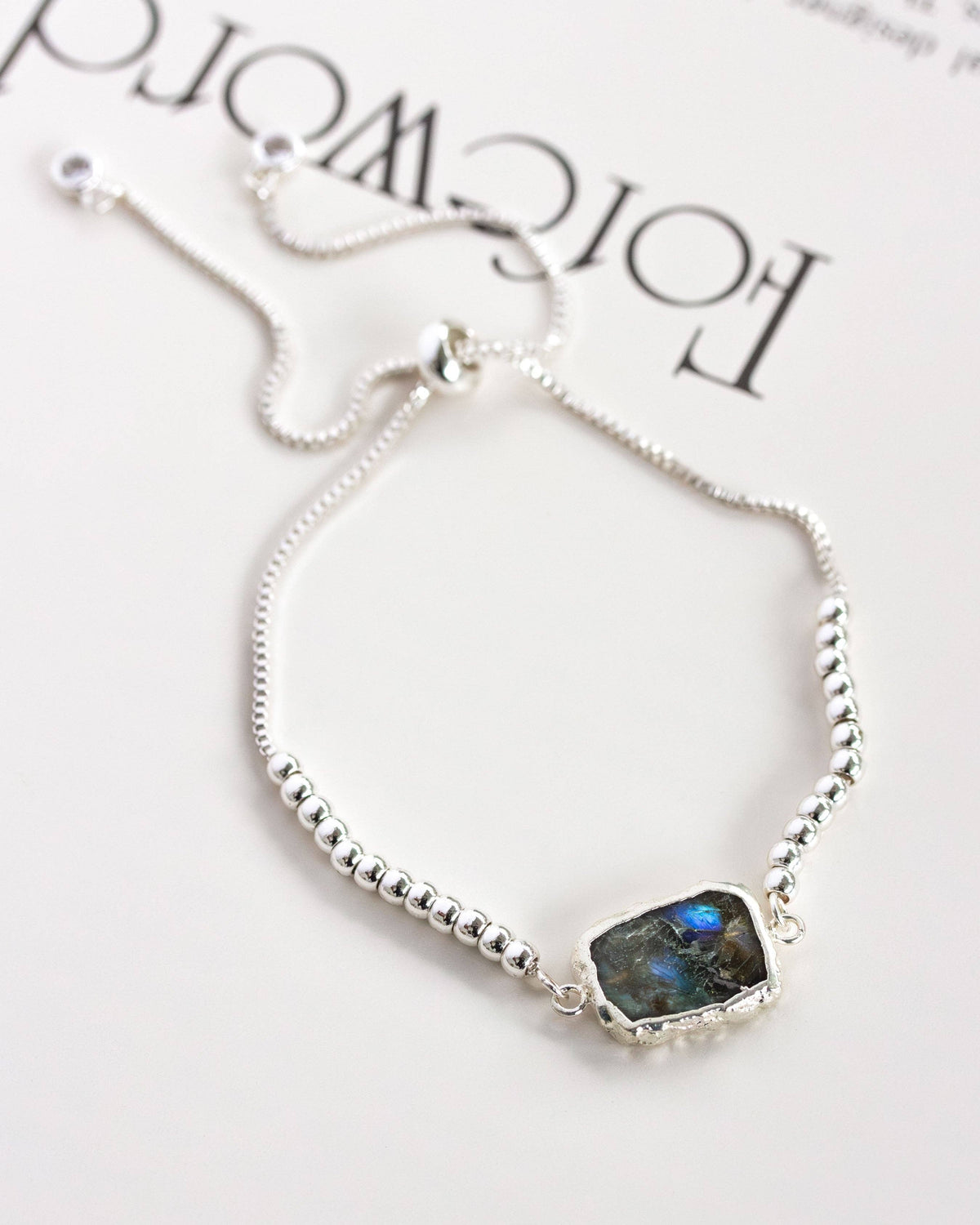 Stone and Silver Skies Armbånd i Sølv – Labradoritt