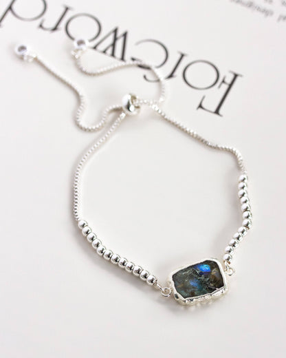 Stone and Silver Skies Armbånd i Sølv – Labradoritt