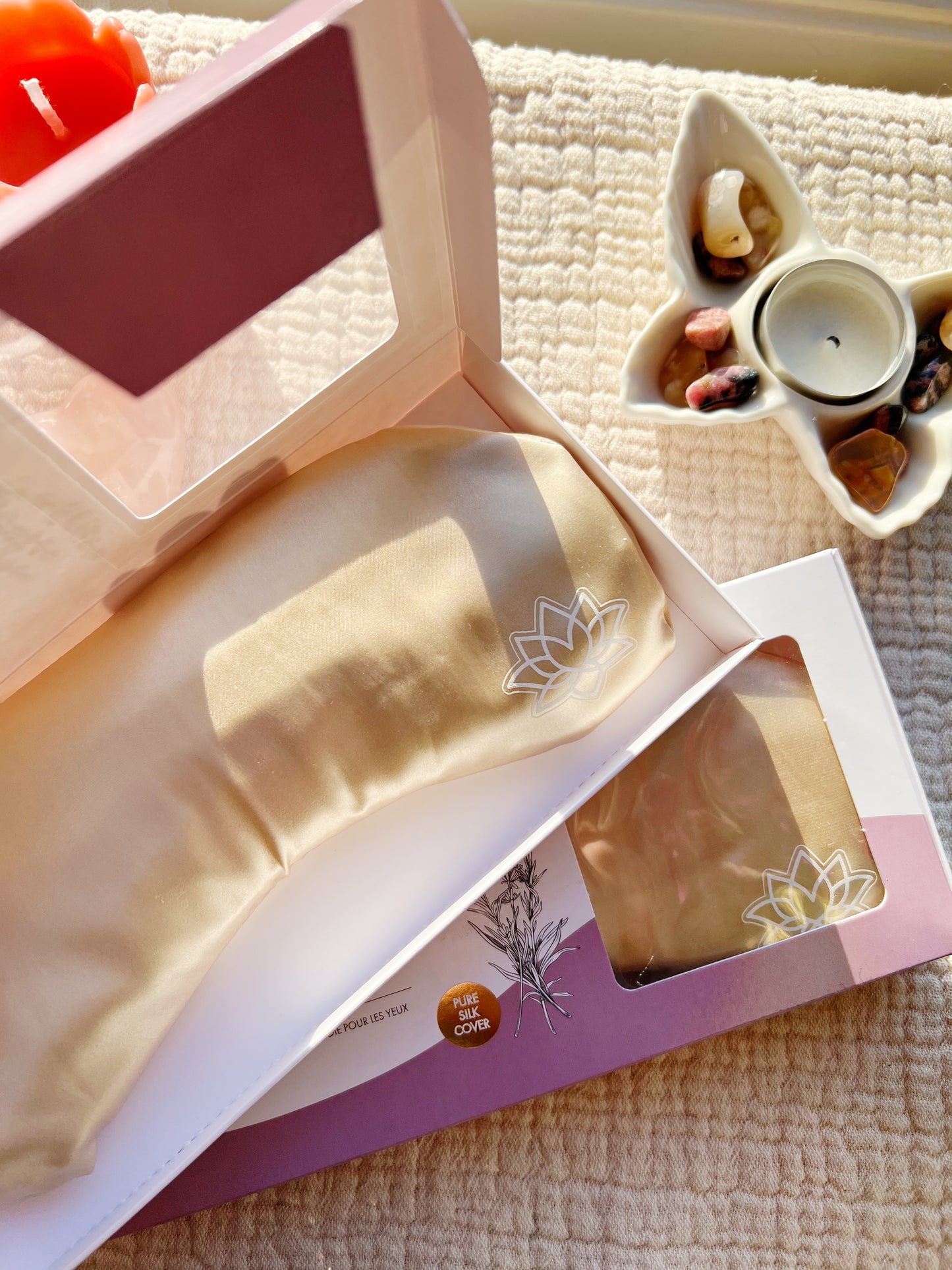 Øyepute i silke med økologisk linfrø og lavendel – beige