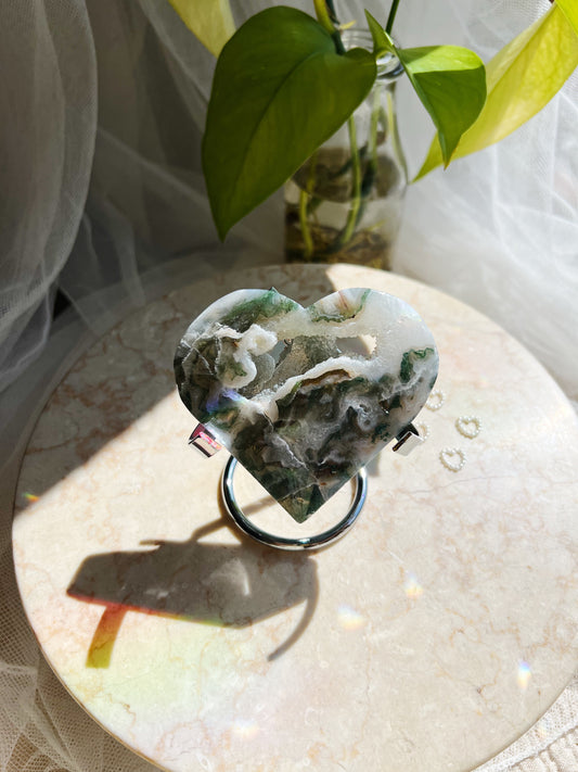 Druzy Moss Agate Hjerte på Metallstativ– #86 150 gr