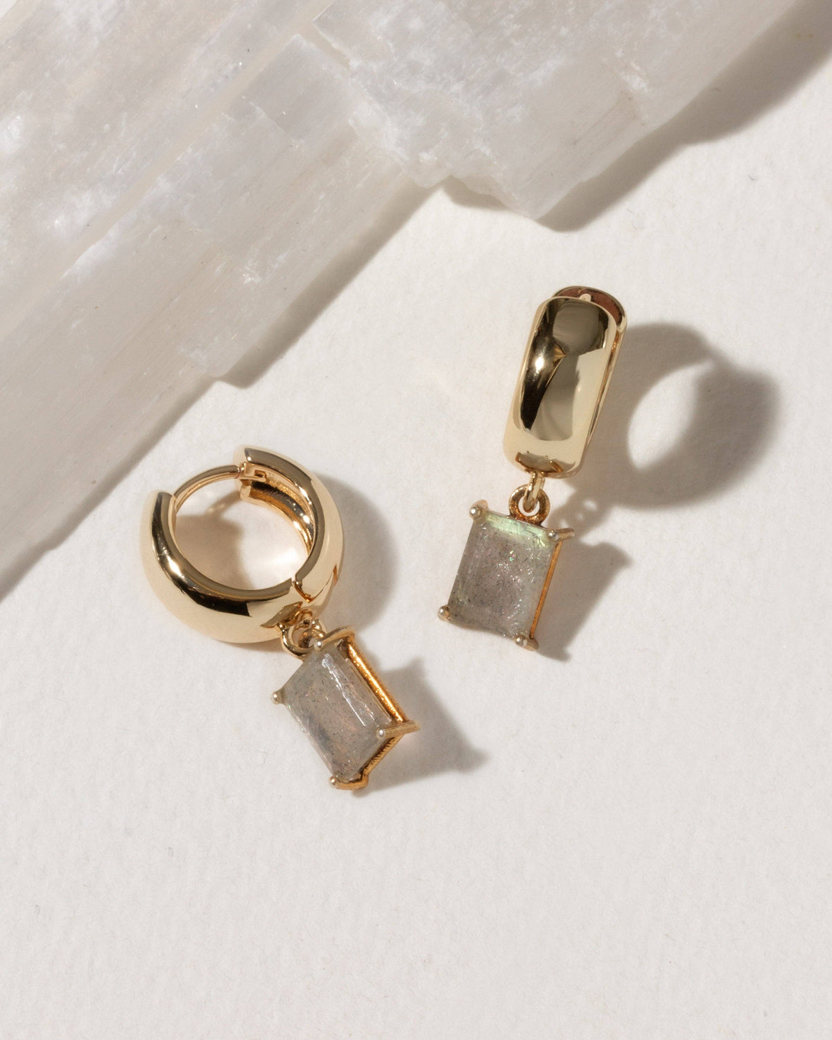 The Classic Form Labradoritt Huggie Hoops Øreringer