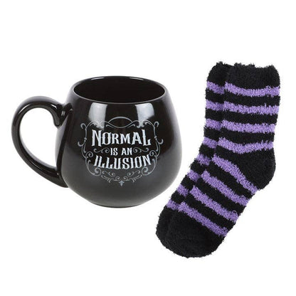 Normal is an Illusion Gothic Krus og Sokker Gavesett (500 ml)