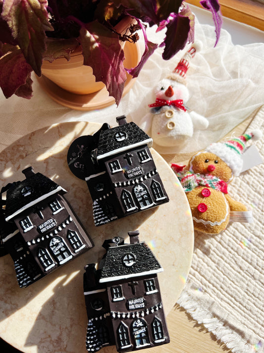 Mørk Julepynt – Haunted Holiday House
