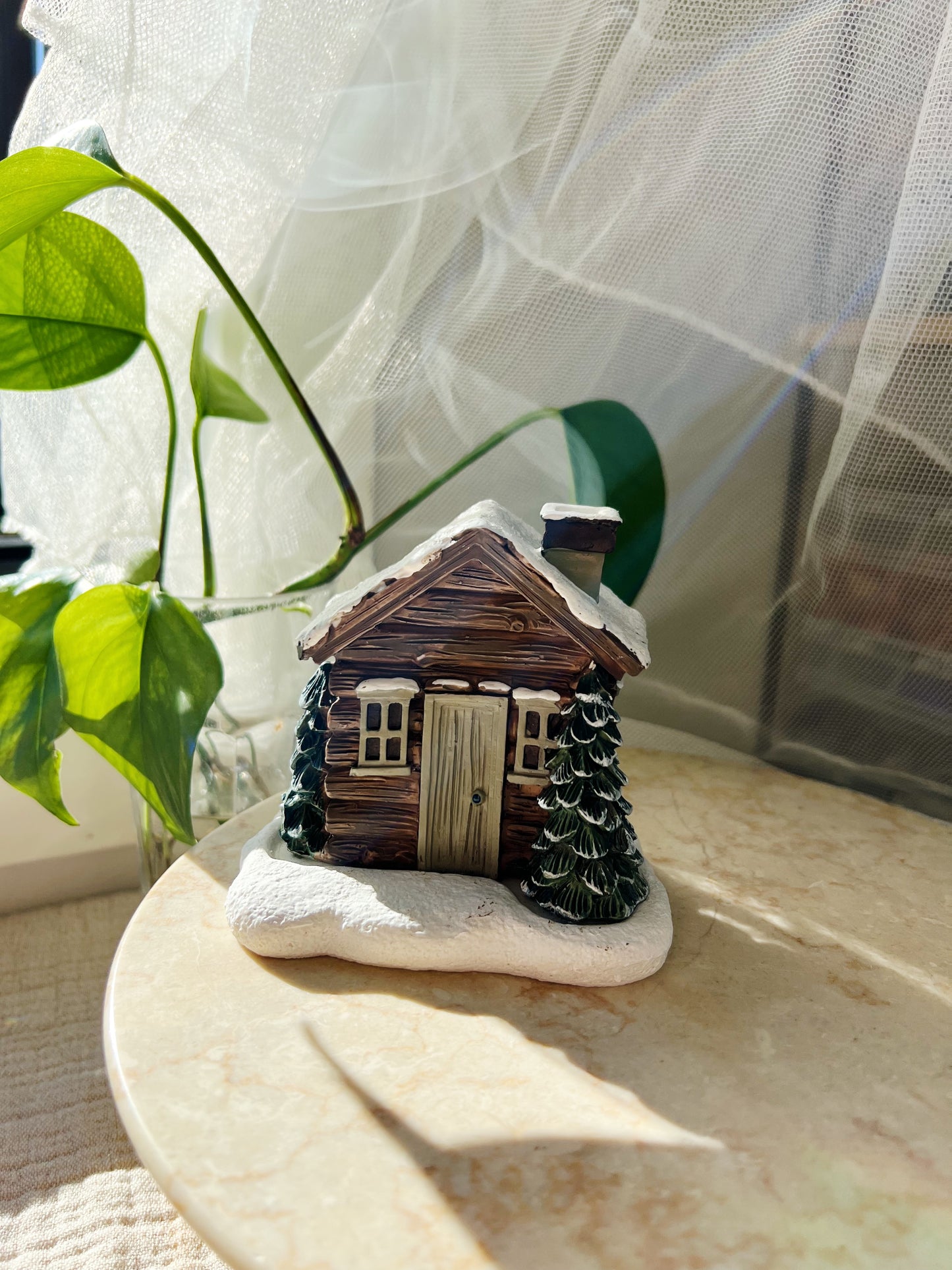 Winter Log Cabin Røkelseskjegleholder