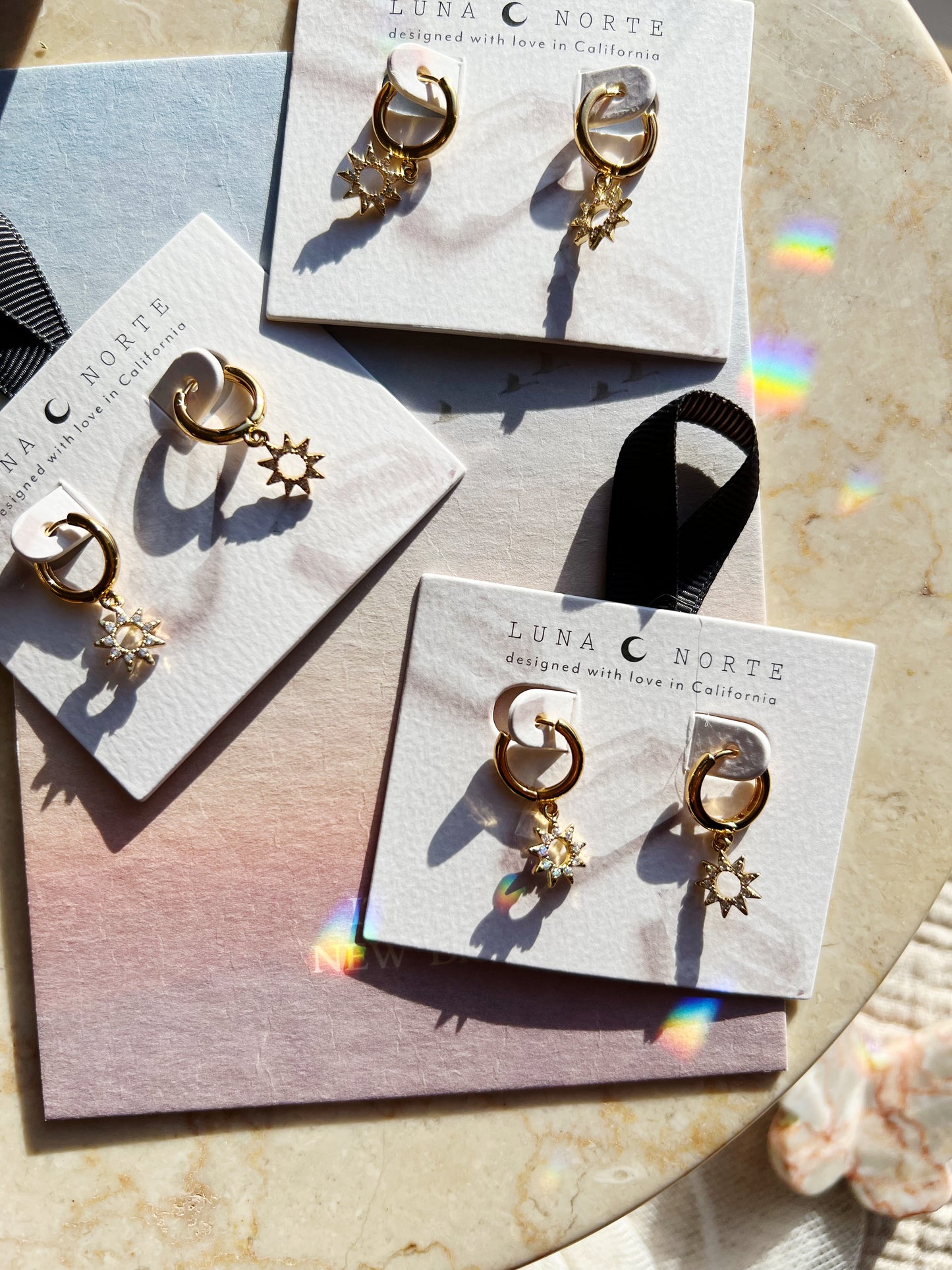 Sunny Day Huggie Hoop Øreringer